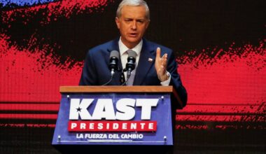 Galēji labējais politiķis Hosē Antonio Kasts uzvarējis Čīles prezidenta vēlē&scaron;anās.