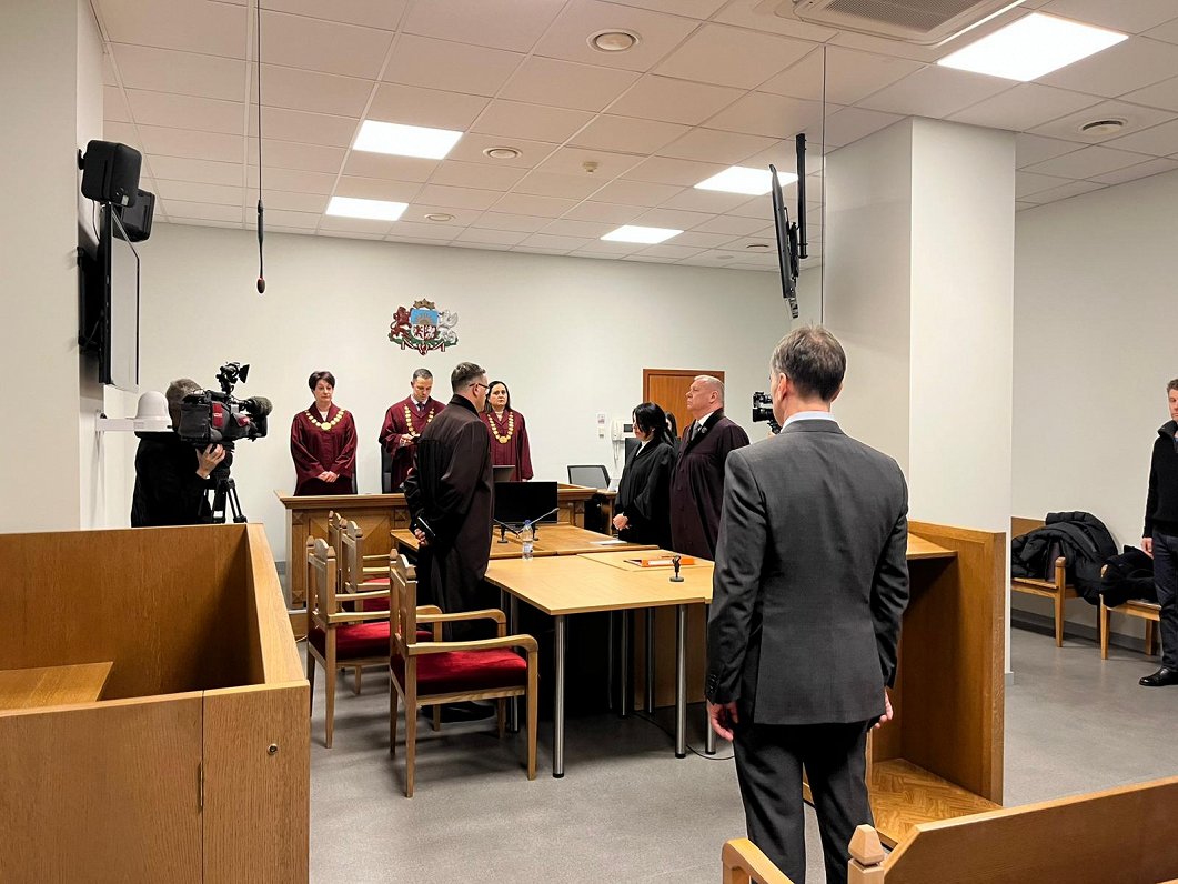 Spriedumu klātienē noklausījās Uģis Magonis, bet Oļegs Osinovskis nebija ieradies uz sprieduma paziņ...