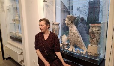 No tējkannām līdz milzu sfinksām. Keramiķes Sanitas Ābelītes radošais krājums Rīgas Porcelāna muzejā / Raksts