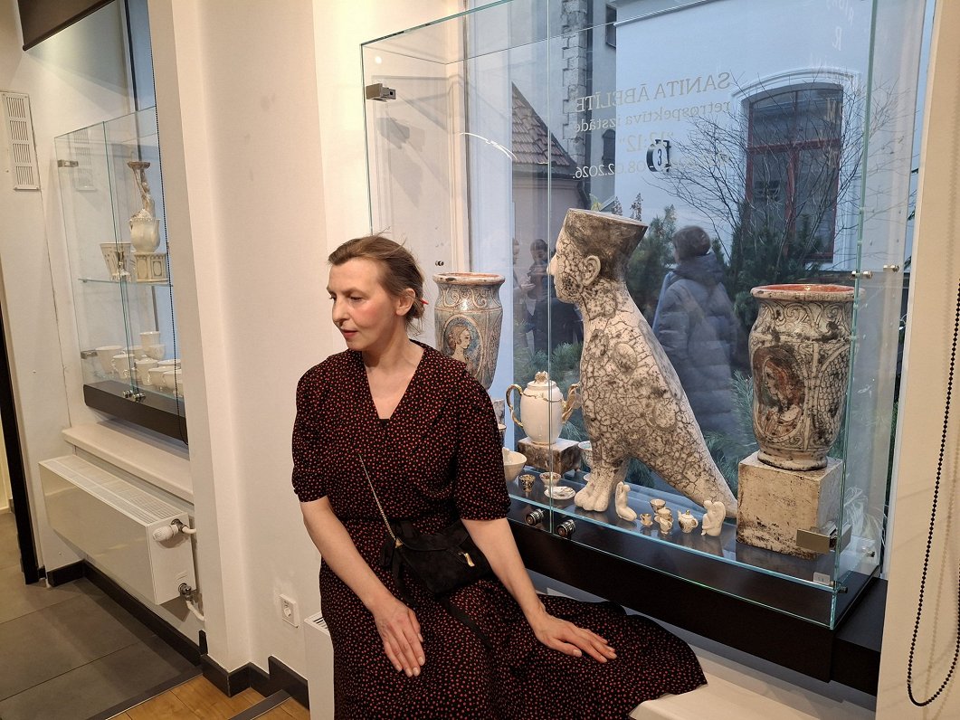No tējkannām līdz milzu sfinksām. Keramiķes Sanitas Ābelītes radošais krājums Rīgas Porcelāna muzejā / Raksts
