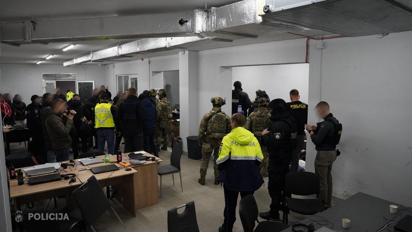 Policija atklāj Ukrainā bāzētu telefonkrāpnieku tīklu; aizturēti 12 Latvijas pilsoņi