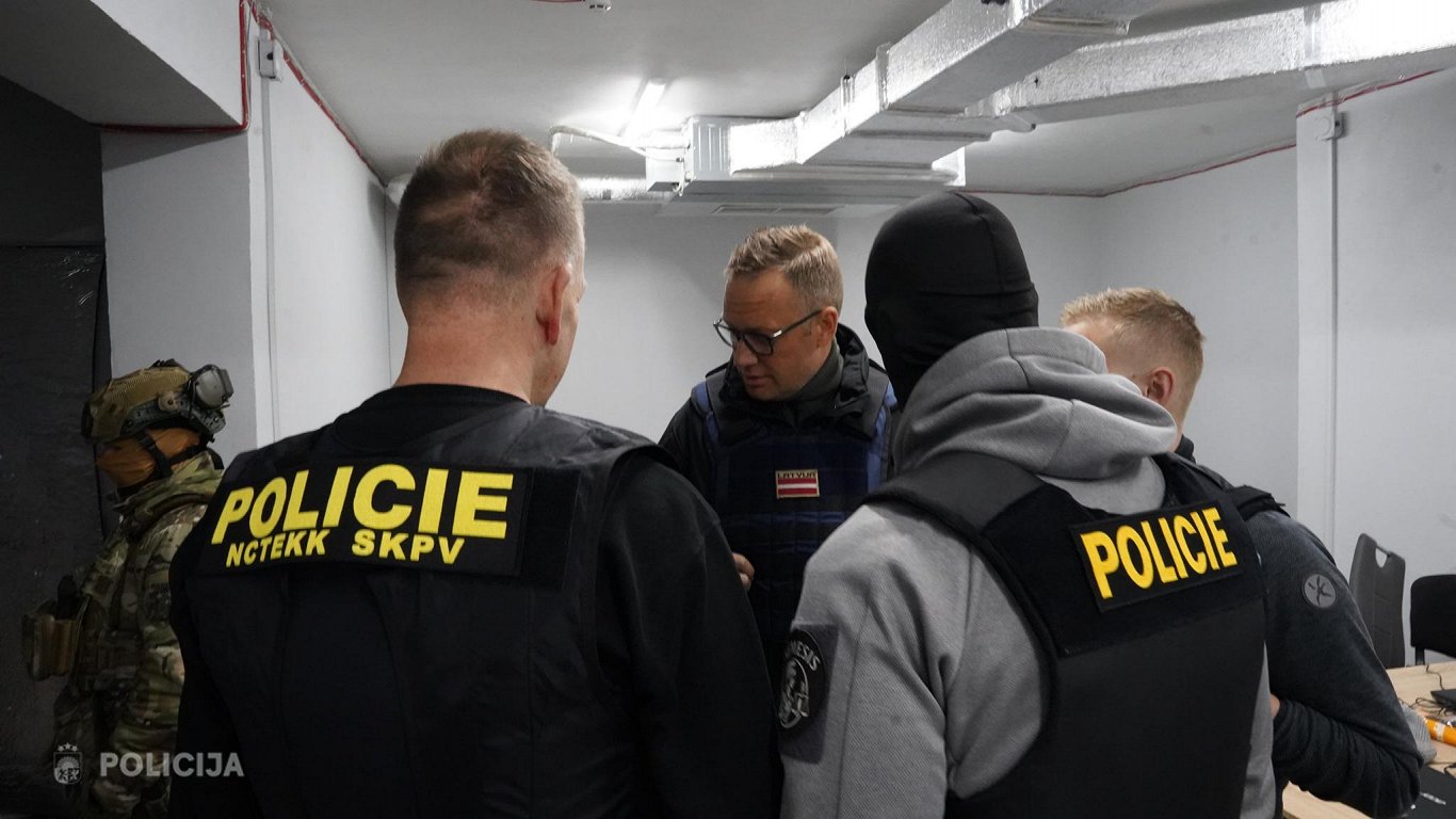 Policija atklāj Ukrainā bāzētu telefonkrāpnieku tīklu; aizturēti 12 Latvijas pilsoņi