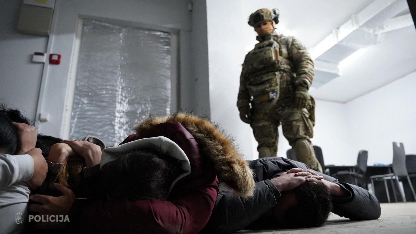 Policija atklāj Ukrainā bāzētu telefonkrāpnieku tīklu; aizturēti 12 Latvijas pilsoņi