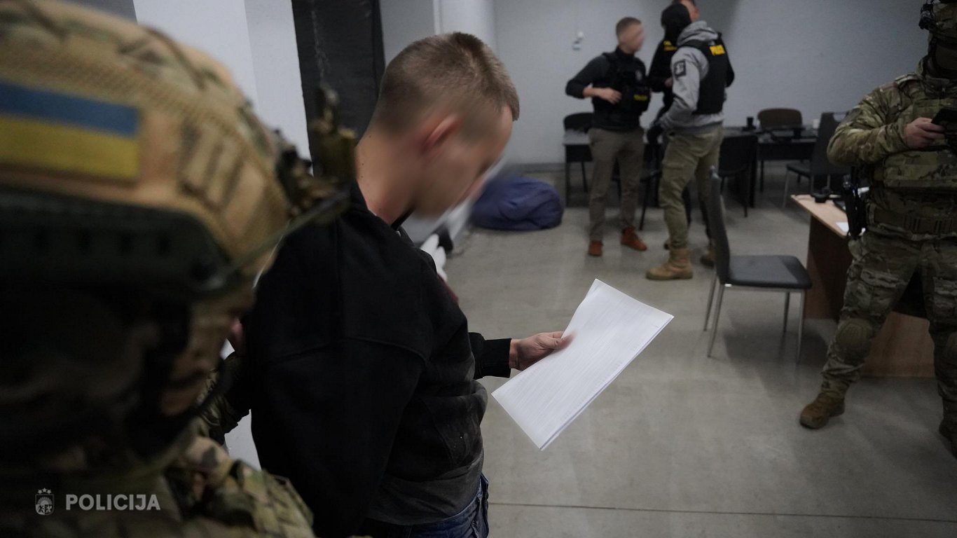 Policija atklāj Ukrainā bāzētu telefonkrāpnieku tīklu; aizturēti 12 Latvijas pilsoņi