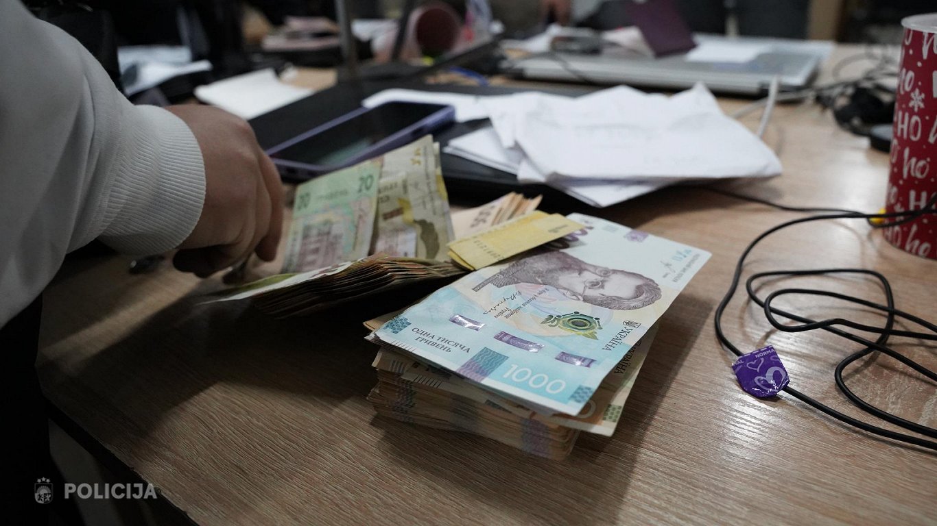 Policija atklāj Ukrainā bāzētu telefonkrāpnieku tīklu; aizturēti 12 Latvijas pilsoņi