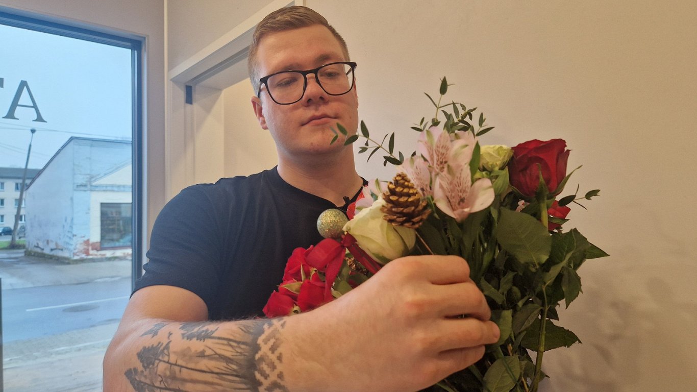 Kā 21 gadu vecais rūjienietis Kristaps šeptējas pats savā ziedu veikalā un cep lauku tortes / Raksts