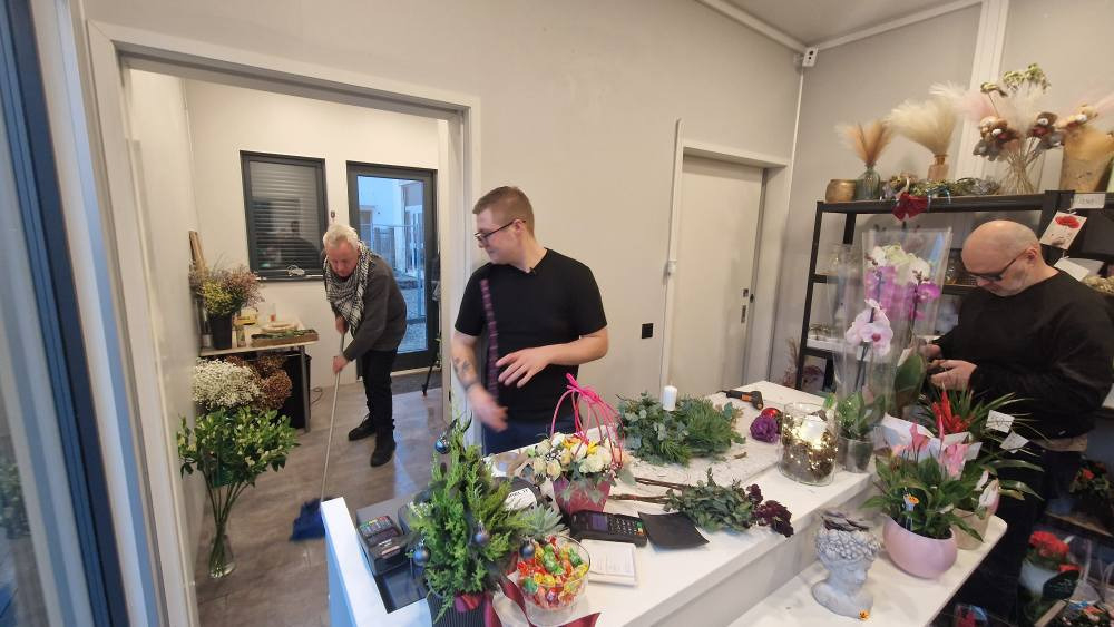 Dzīva rosība ziedu salonā