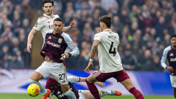 Londonas «Arsenal», zaudējot «Aston Villa», pārtrauca rekorda sēriju bez zaudējumiem