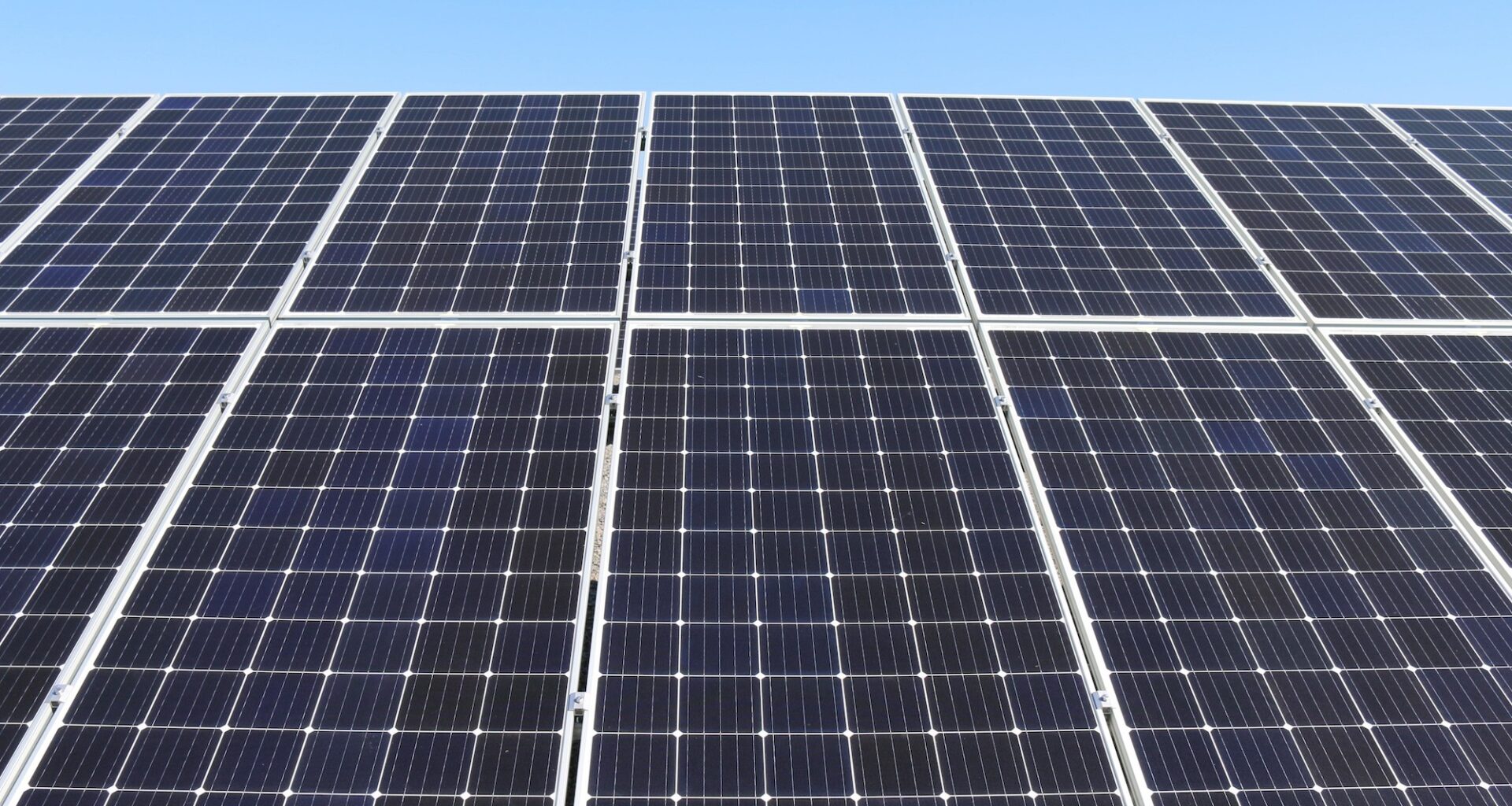 Noslēdzies saules paneļu uzstādīšanas posms Ventspils domes ēkā