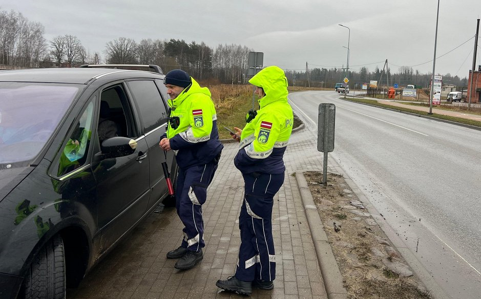 Dienesti atgādina par drošu svētku svinēšanu; policija rīkos pastiprinātas pārbaudes uz autoceļiem / Raksts