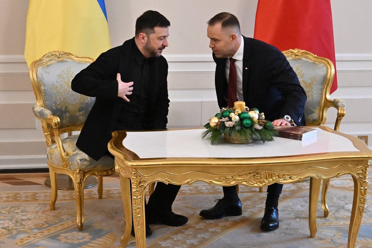 Ukrainas prezidents Volodimirs Zelenskis (no kreisās) un Polijas prezidents Karols Navrockis