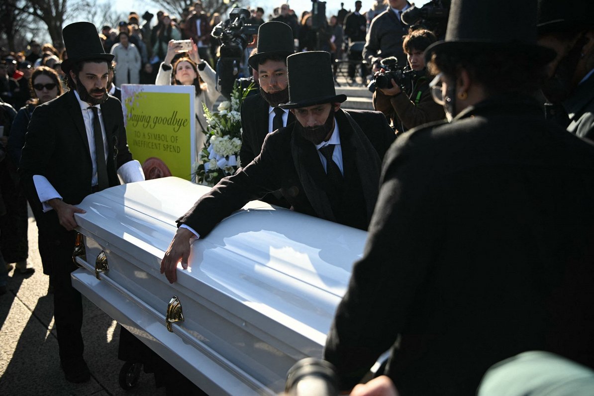 ASV galvaspilsētā sarīko simboliskas bēres 1 centa monētai / Raksts