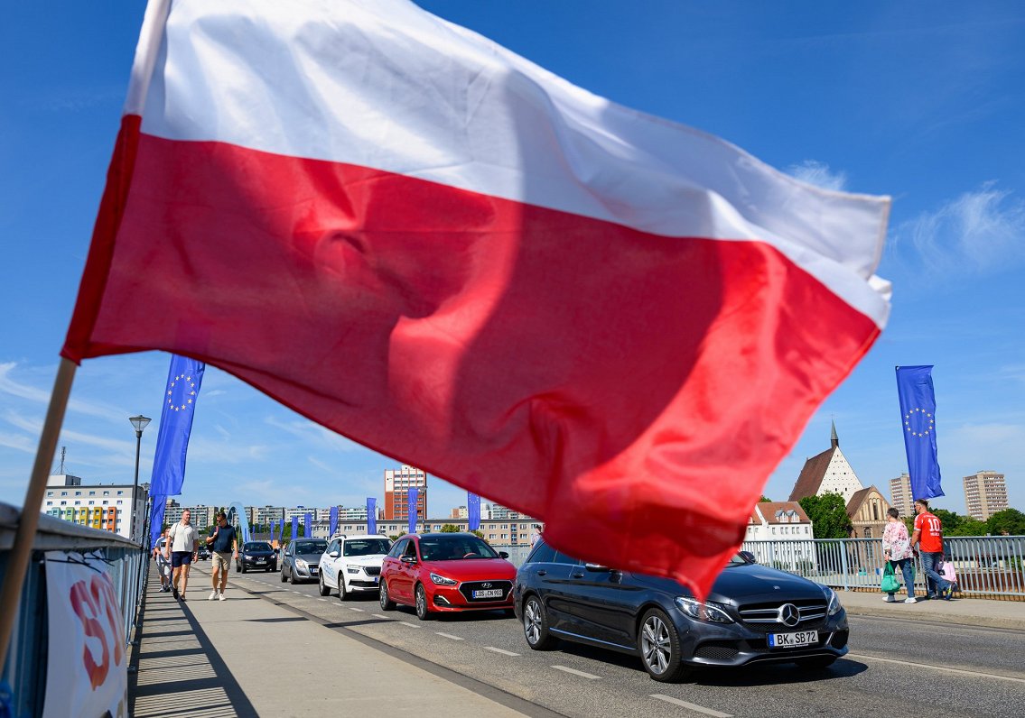 Ilustratīvs attēls: Polijas karogs uz robežas ar Vāciju