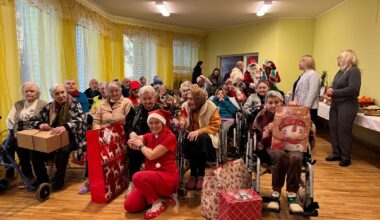 Akcijā «Laimes eņģeļi» iedzīvotāji sarūpē dāvanas aprūpes centru iemītniekiem / Raksts