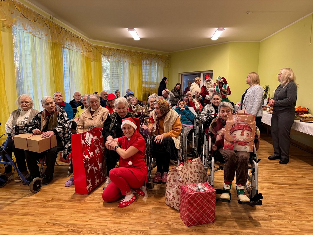 Akcijā «Laimes eņģeļi» iedzīvotāji sarūpē dāvanas aprūpes centru iemītniekiem / Raksts