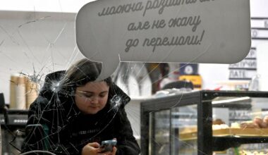 Ukrainas galvaspilsētā Kijivā meitene sēž kafejnīcā pie skatloga, ko rotā uzraksts "Jūs varat i...