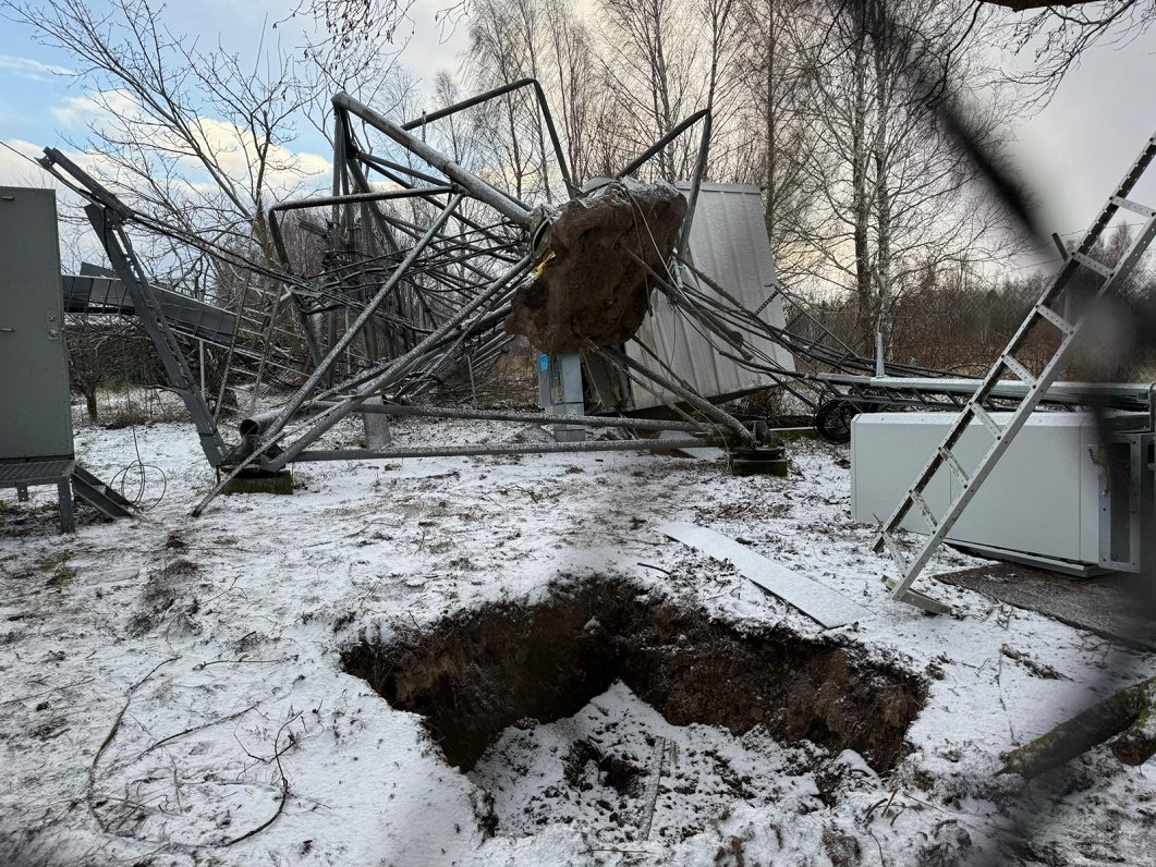 Nogāztais sakaru tornis Lapmežciemā.