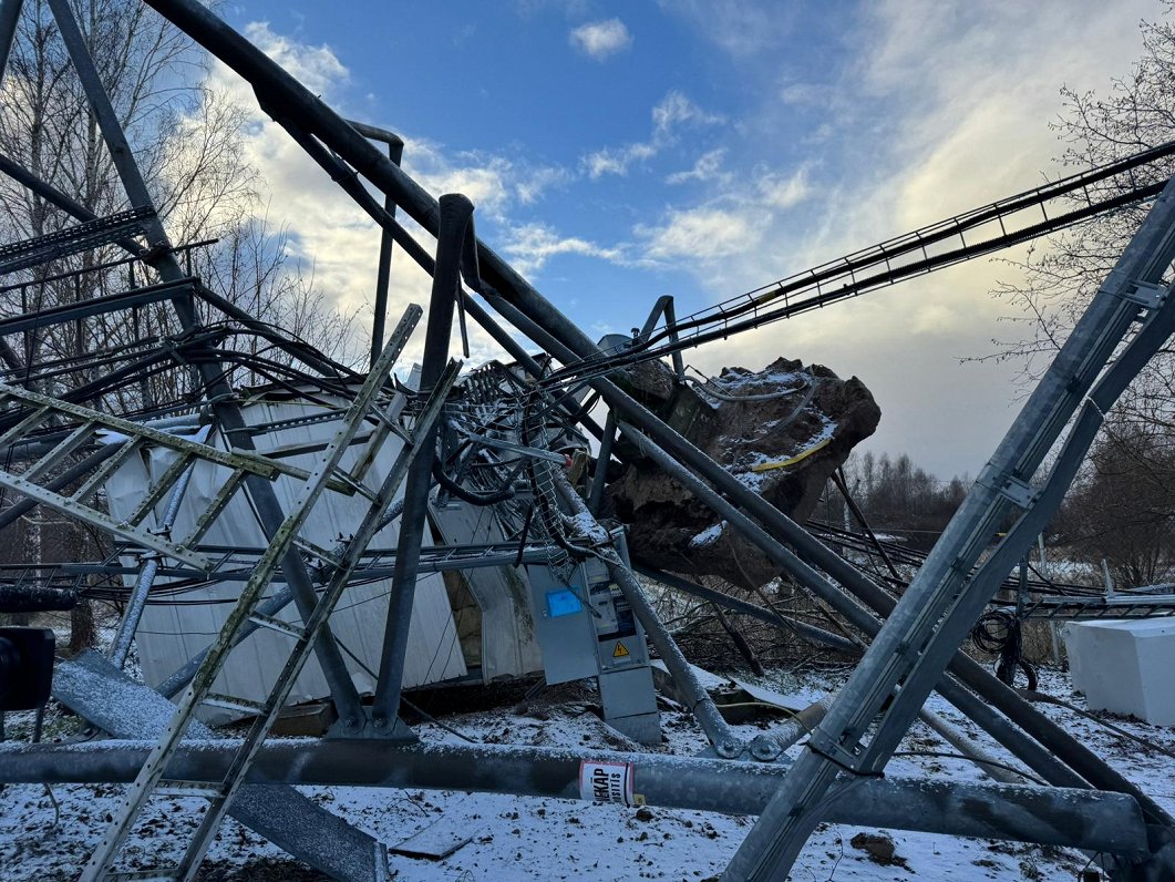 Nogāztais sakaru tornis Lapmežciemā.