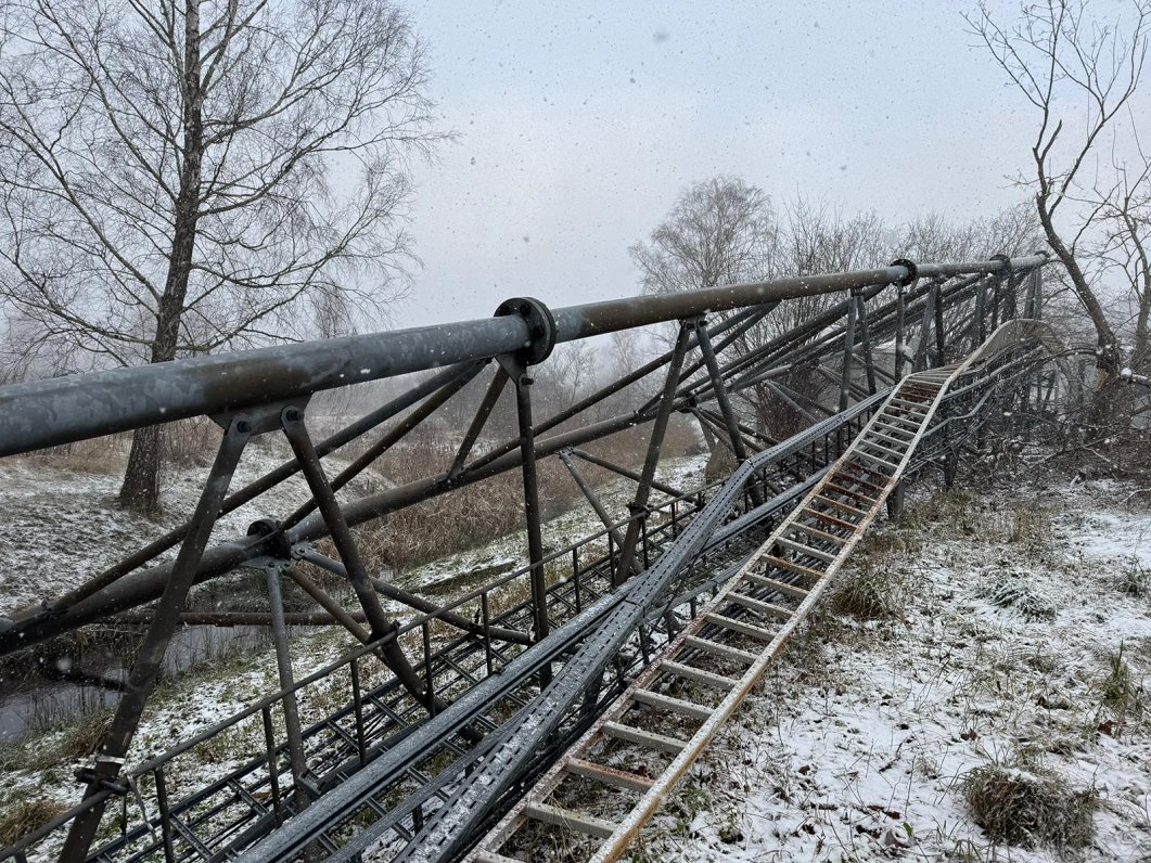 Nogāztais sakaru tornis Lapmežciemā.