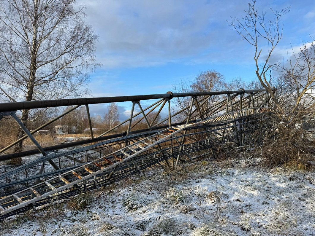 Nogāztais sakaru tornis Lapmežciemā.