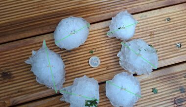 Tveice pavasarī, lietavas, neraža un lielākā krusa. 2025. gada spilgtākie laikapstākļi / Raksts