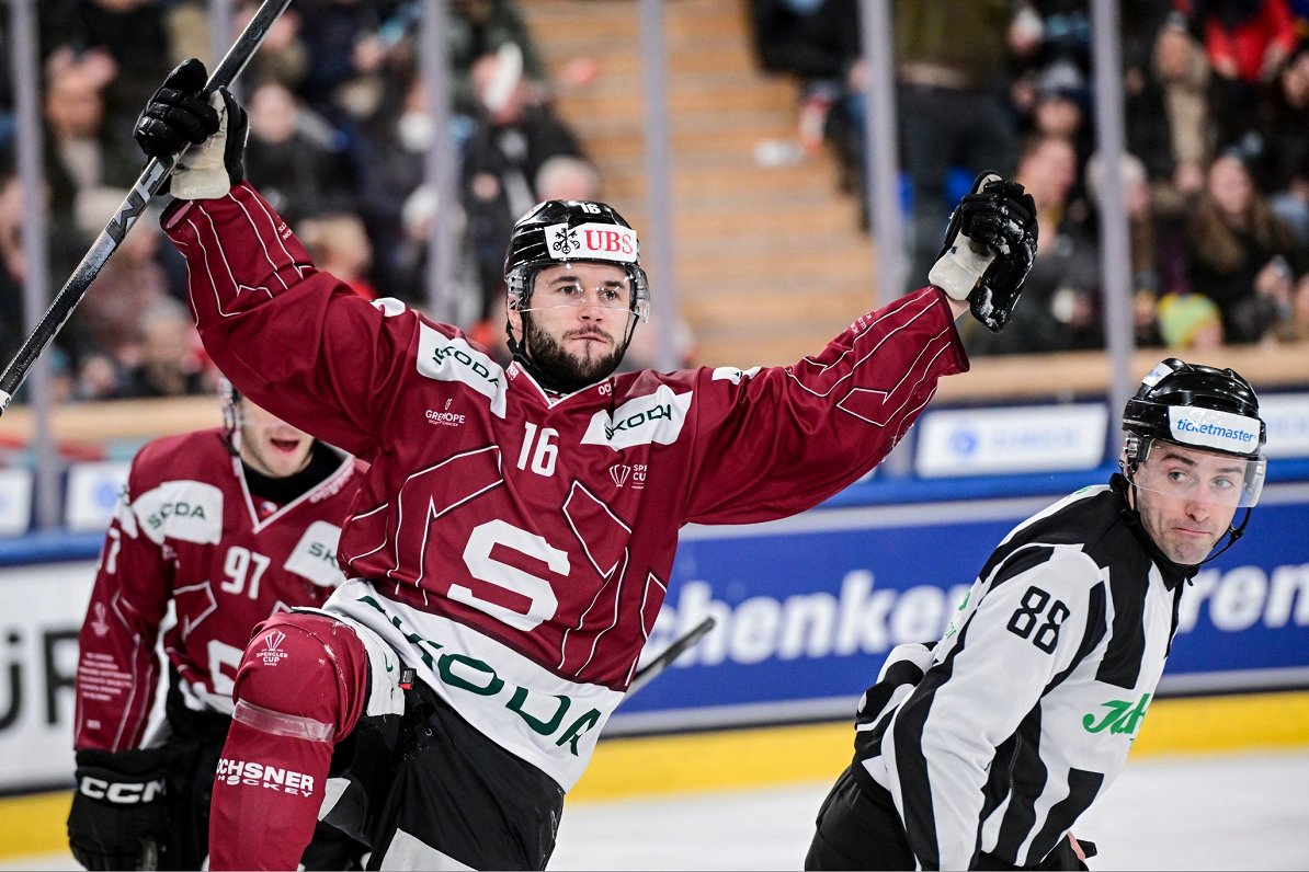 Hokeja izlases uzbrucējs Dzierkals rezultatīvs Špenglera kausa izcīņā; latviešu pusfināla duelī uzvar ASV studentu izlase / Raksts