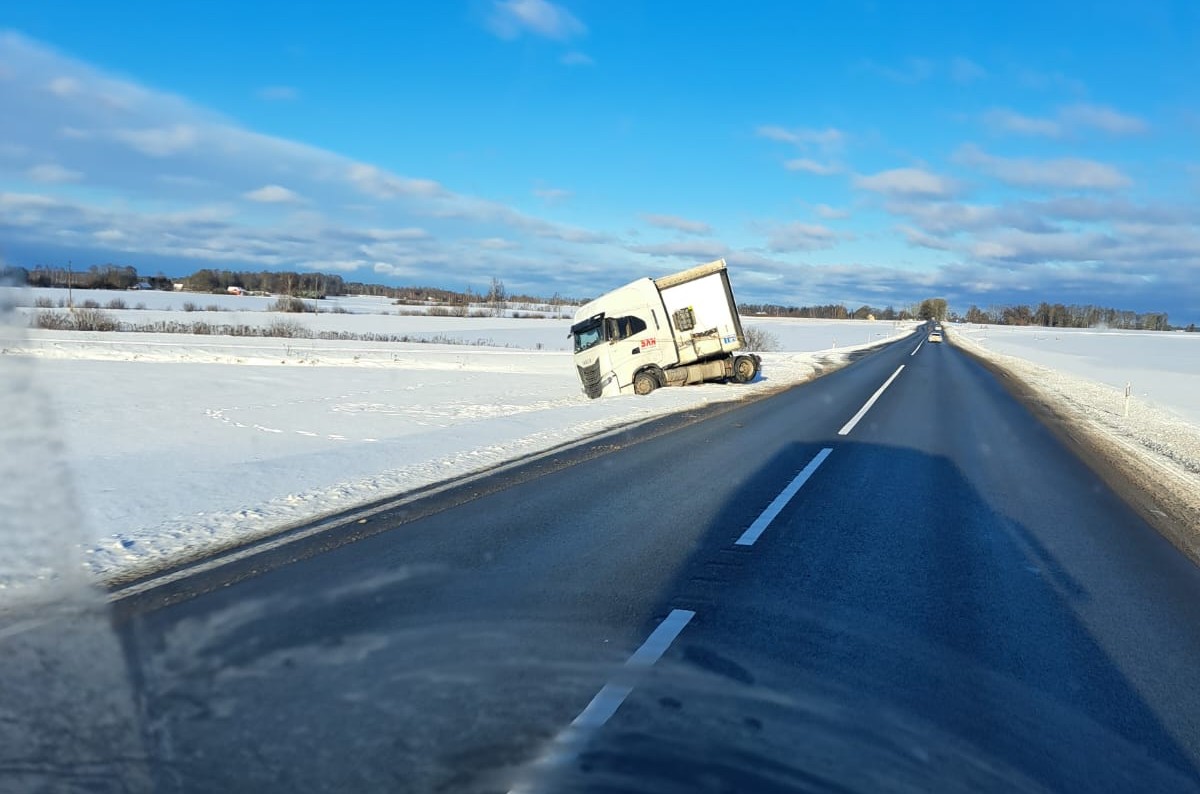 Divas smago automašīnu avārijas uz A7 – Codes un Iecavas pagasta teritorijā