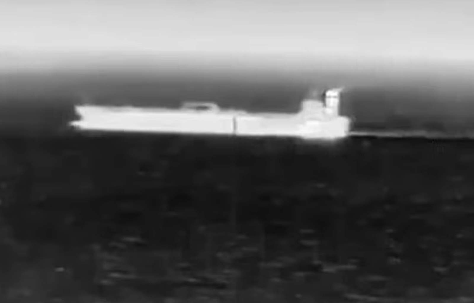 VIDEO. Kamēr Putins tiešraidē izsaka bravūrīgus komentārus, ukraiņi uzlaiž gaisā vienu no Krievijas “ēnu flotes” tankkuģiem - LA.LV