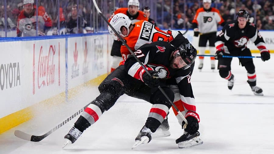 Liela neveiksme – "Sabres" spēlētājs pret Ābola pārstāvēto "Flyers" gūst nopietnu kājas traumu