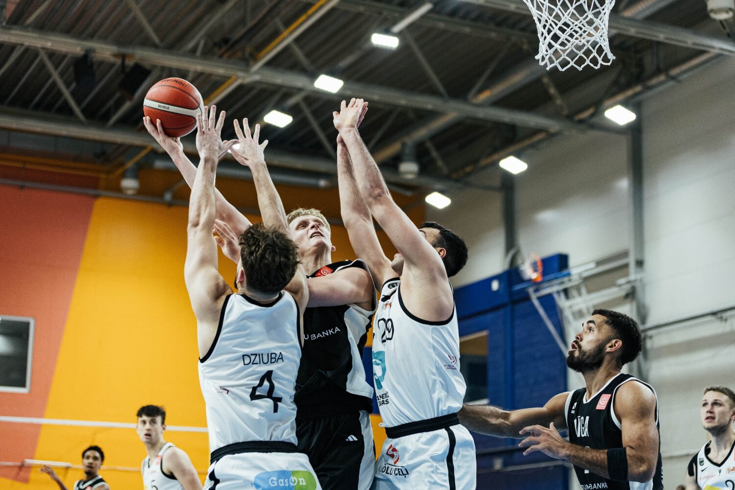 VALMIERA GLASS VIA rāda raksturu un nepadodas, bet nespēj "iekost" VEF