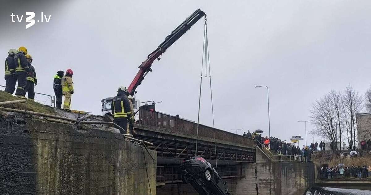 Traģēdija Panevēžā: BMW iebrauc upē, bojā gājuši trīs cilvēki
