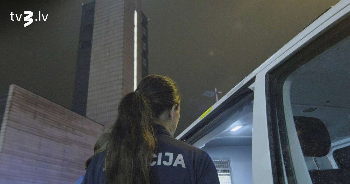 Agresīva jauniete veikalā Rīgā piekauj mazu meiteni