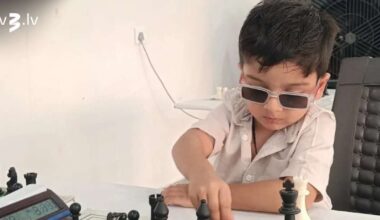 Trīs gadus vecais šaha brīnumbērns kļūst par jaunāko spēlētāju, kurš ieguvis oficiālu reitingu