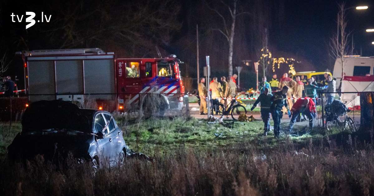 Automašīnai ietriecoties pūlī, Nīderlandē ievainoti deviņi cilvēki