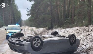 Ropažos uz slidena autoceļa apgāzies BMW - tv3.lv