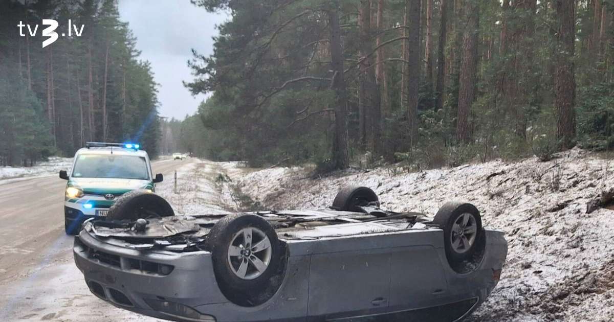 Ropažos uz slidena autoceļa apgāzies BMW - tv3.lv