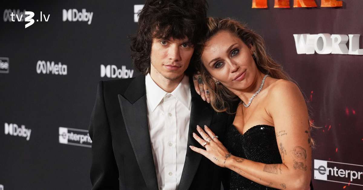 Gredzens Mailijas Sairusas zeltenī raisa runas par saderināšanos