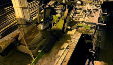 Valsts policija izmeklējot liela mēroga cigarešu kontrabandas lietu nāk uz pēdām vēl vienai nelegālai ražotnei; iesaistītā persona figurē abos kriminālprocesos