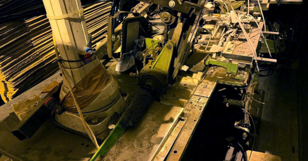 Valsts policija izmeklējot liela mēroga cigarešu kontrabandas lietu nāk uz pēdām vēl vienai nelegālai ražotnei; iesaistītā persona figurē abos kriminālprocesos