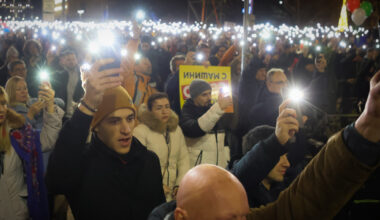 Bulgārijā tūkstošiem cilvēku pieprasa godīgas vēlēšanas / Diena