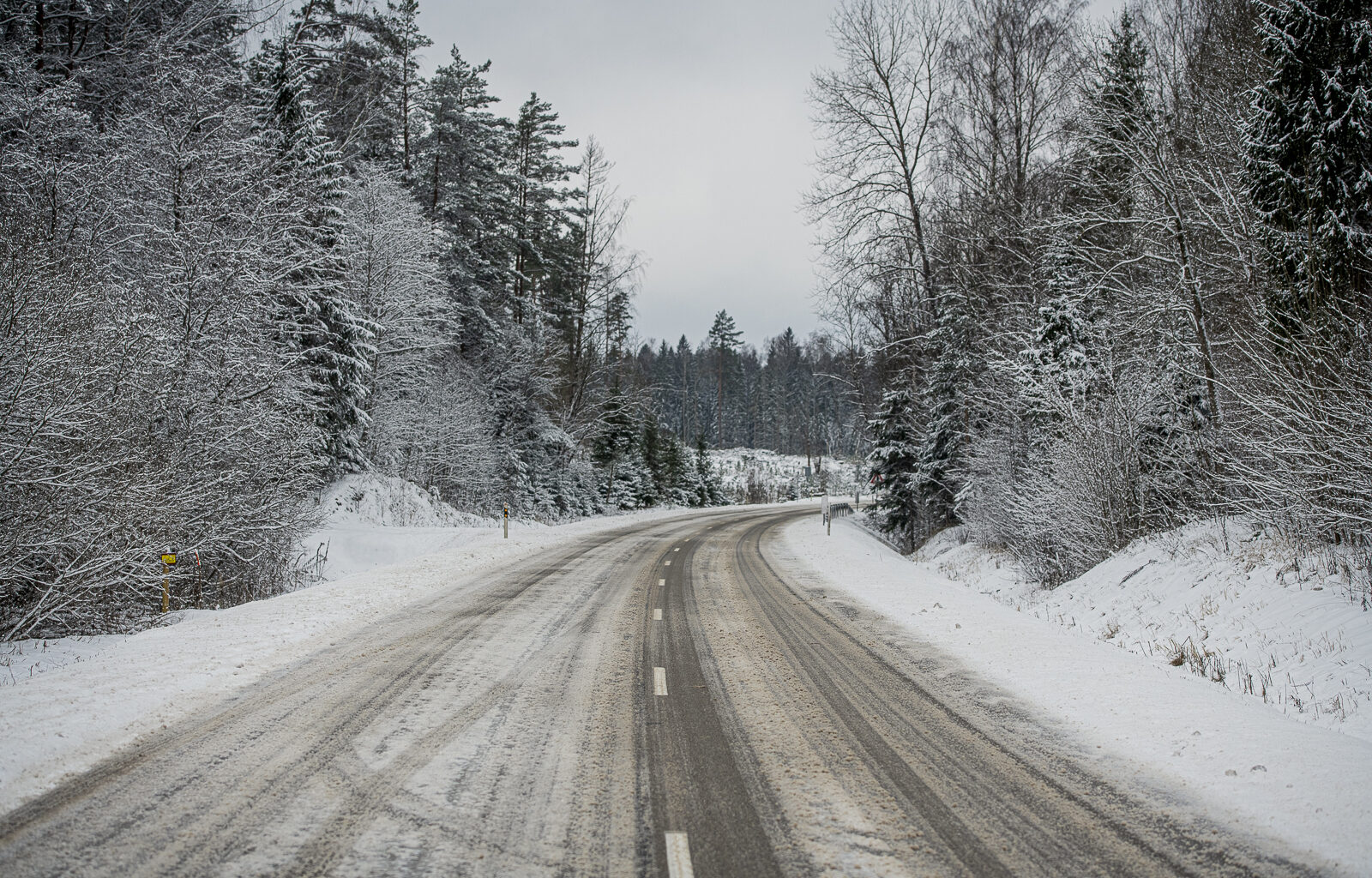Autovadītāju ievērībai: šorīt vietām Kurzemē un valsts centrālajā daļā autoceļi apledo, strādā 10 ziemas tehnikas vienības