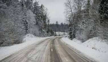 Autovadītāju ievērībai: šorīt vietām Kurzemē un valsts centrālajā daļā autoceļi apledo, strādā 10 ziemas tehnikas vienības