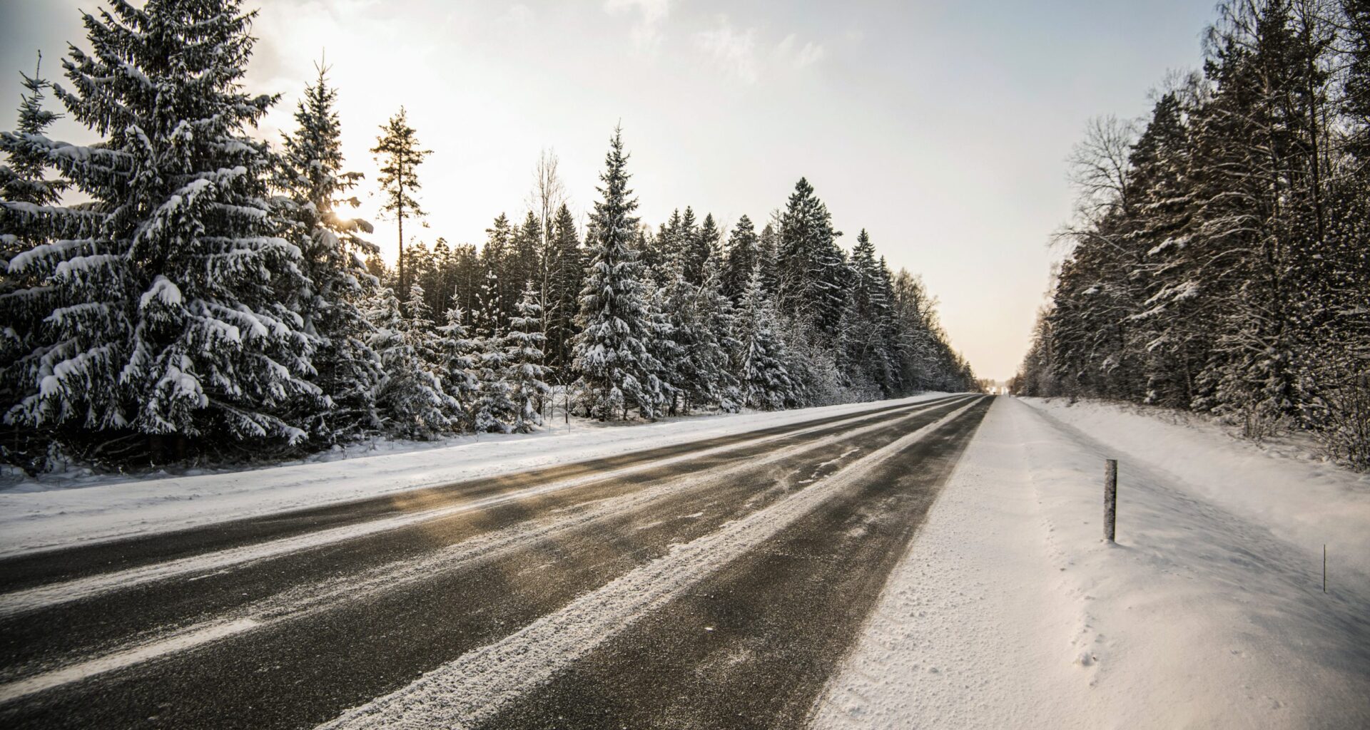 Šorīt Kurzemē un Latvijas centrālajā daļā autoceļi sniegoti un apledo, strādā 64 ziemas tehnikas vienības