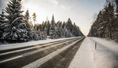 Šorīt Kurzemē un Latvijas centrālajā daļā autoceļi sniegoti un apledo, strādā 64 ziemas tehnikas vienības