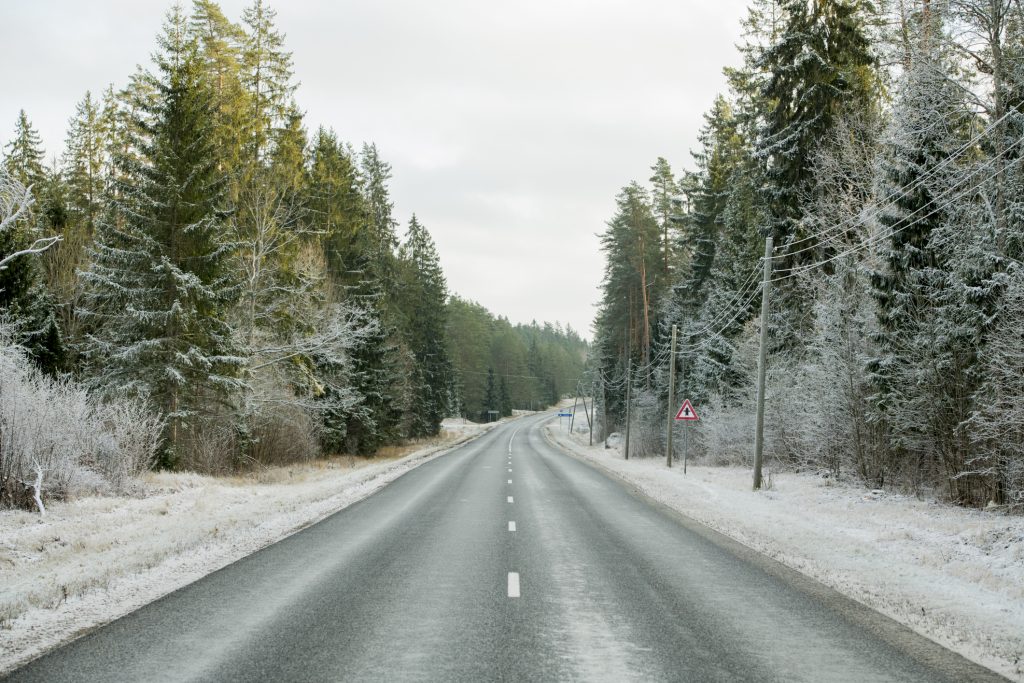 Autovadītāju ievērībai: zema gaisa temperatūra mazina sāls iedarbību uz apledojumu