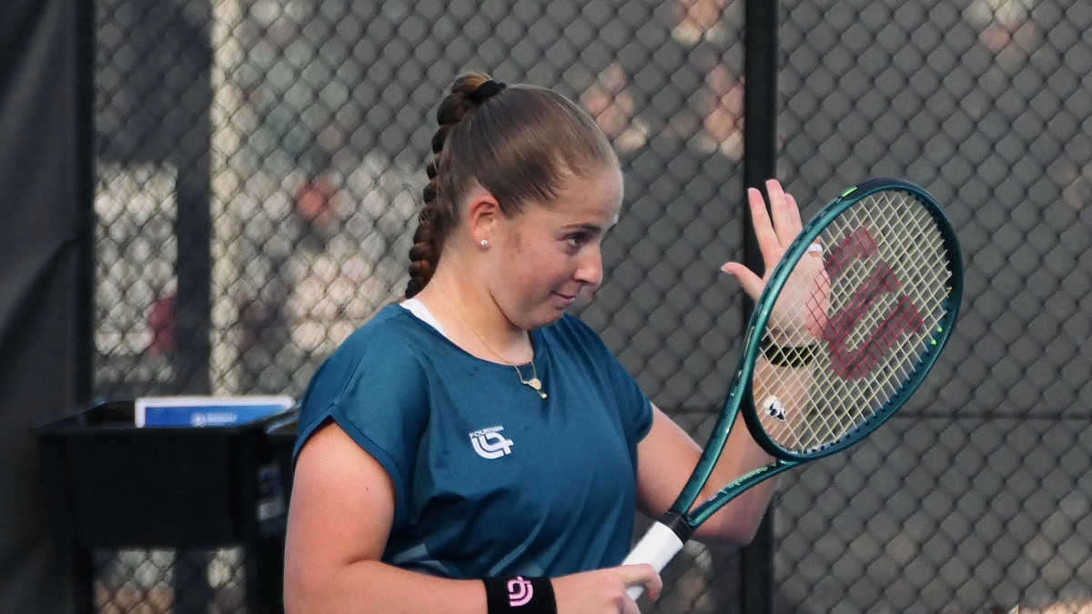 Video: Putns apkakā līniju pirms Ostapenko serves – Teniss - Sportacentrs.com