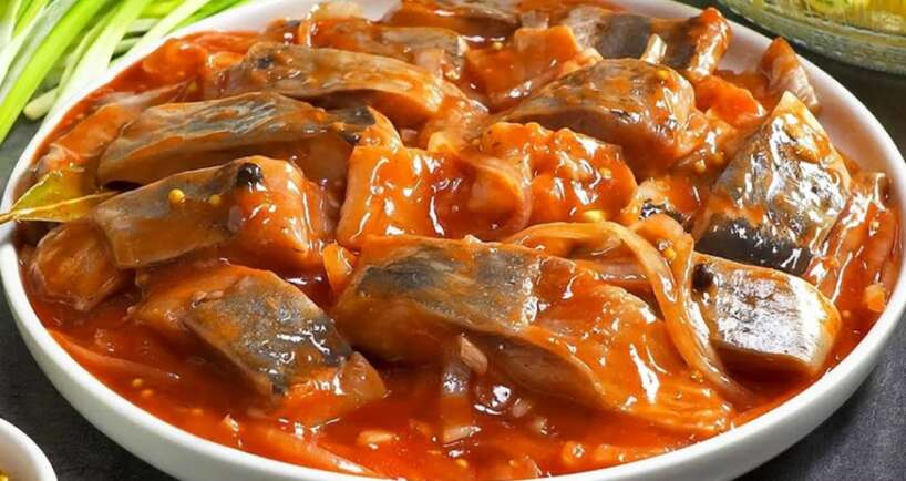 Vecmāmiņas noslēpums: ko pievienot marinētai siļķei tomātu mērcē, lai tā būtu tikpat maiga kā restorānā