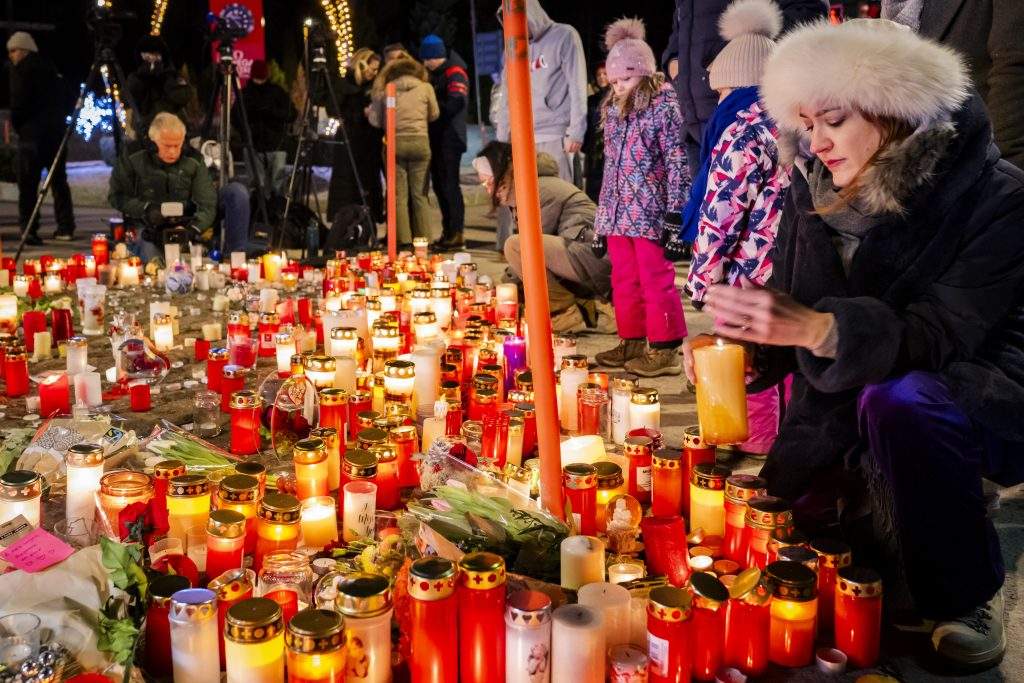 
Ugunsgrēka upuru pieminēšana pie bāra “Le Constellation” Šveicē.
