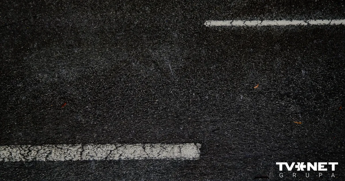 Sniegs un apledojums daudzviet apgrūtina braukšanu - TVNET