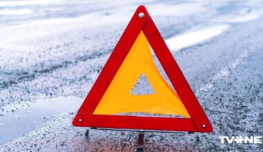 Avarē kvadricikla tipa braucamrīks, uz kura atradās pieci cilvēki